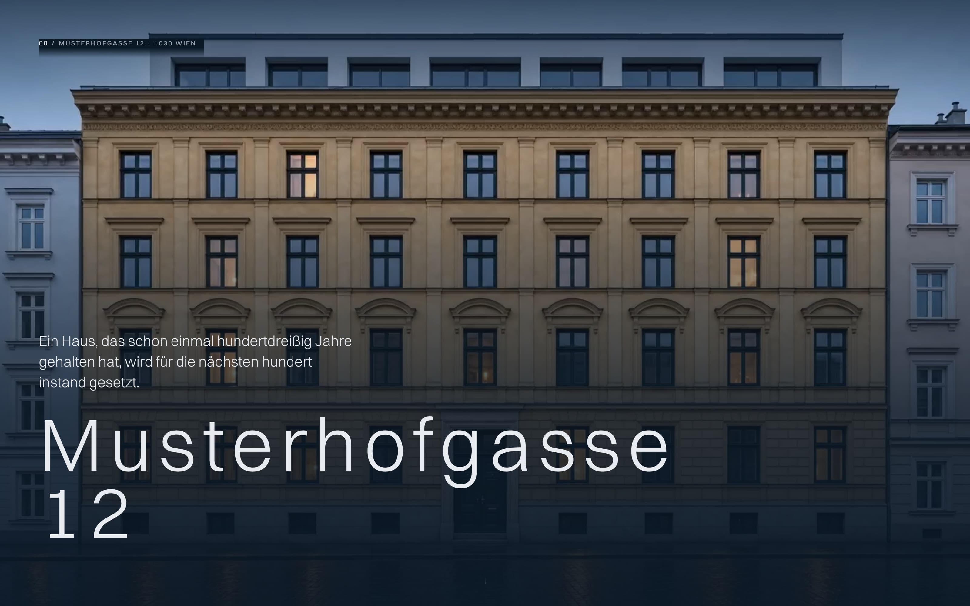 Startseite der Musterwebsite: das fertig sanierte Gründerzeithaus formatfüllend, darüber der Projektname Musterhofgasse 12